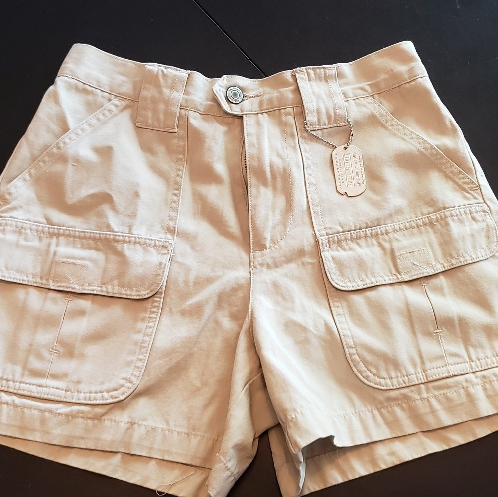 American Eagle kaki cargo shorts